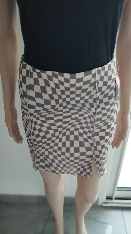 Falda corta Ardene XS con patrón de cuadros marrón y beige – abertura en la parte delantera – photo 2